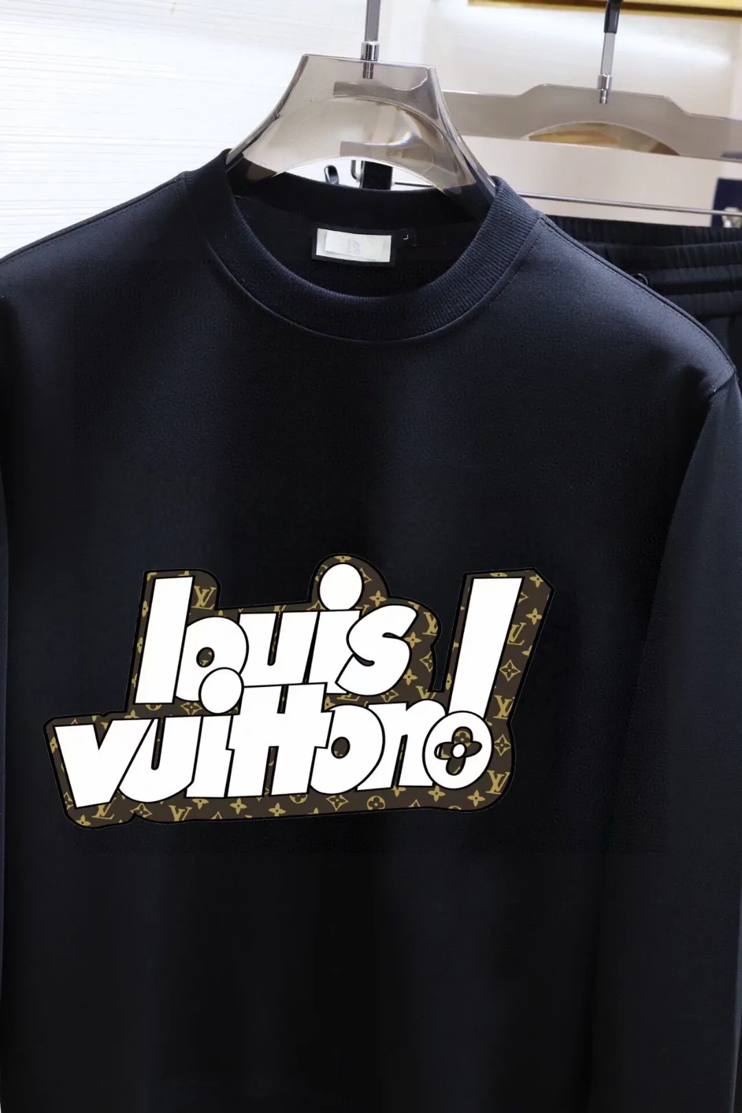 🅿️380 [LV Louis Vuitton] (Fat Man Gospel) hot-selling suit is coming. Focus on the original version of the official website. 2025 new hot-selling sweatshirt suit. The original order is the best. 🇭🇰The meticulous work of top designers is dedicated to a fitting and perfect upper body effect. All-natural high-quality Roman cotton 100%, close-fitting comfort, noble and elegant! Original hardware embodies elegance and nobility! Counter size: M-5XL (maximum wear up to 220 pounds)